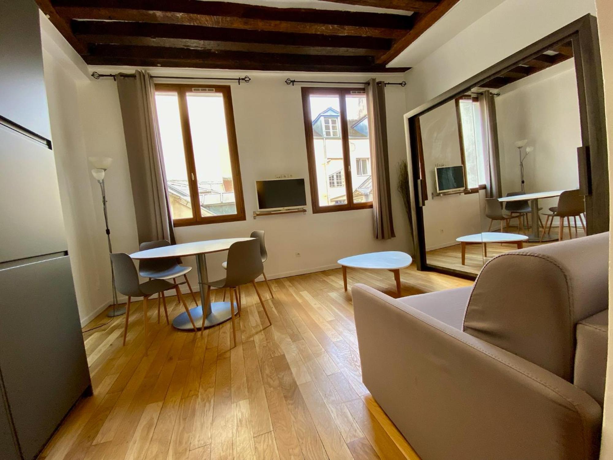 Soma In Apartment Paris